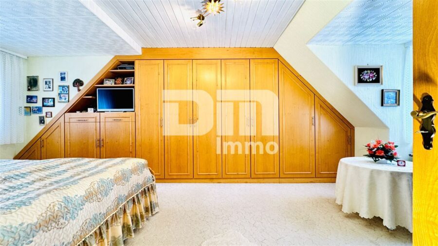 Modernisierte DHH mit Doppelgarage und 2x Carport in Traumlage inkl. Bachlauf - OG / DG Schlafzimmer 2 / Kind mit Einbauschrank